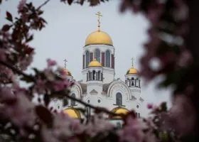 Свердловчанку, чья дочь задохнулась под вещами, спасали от сожителя через Бога