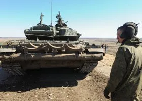 Таджикистан стягивает к границе Киргизии тяжелую технику