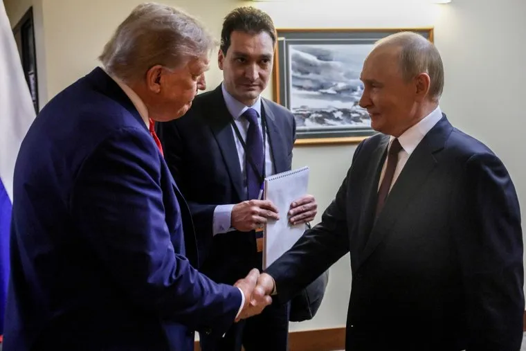 Президент России Владимир Путин и президент США Дональд Трамп после совместной пресс-конференции