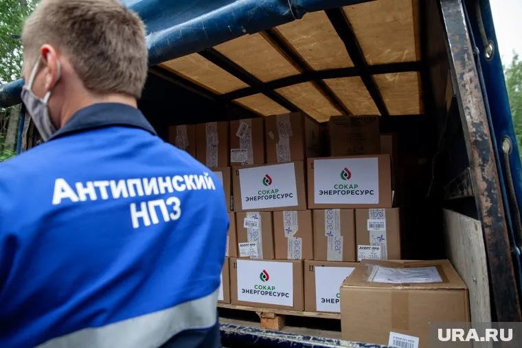 Тюменские врачи получили от нефтяников тысячи медицинских перчаток и шапочек