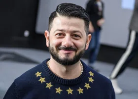 Разгружал фуры, учился на акушера и поймал руками крокодила: все, что вы не знали о Михаиле Галустяне