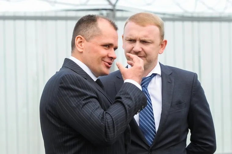 Осмотр полпредом президента Николаем Цукановым стройки в Челябинском аэропорту и строительство конгресс-холла Таганай. Челябинск, смольников сергей, жест рукой, исаев денис