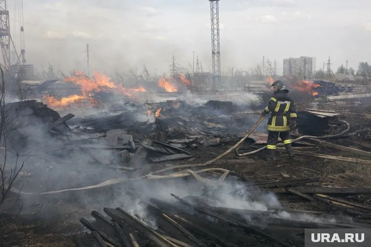 Изначально пожар охватил полтора гектара территории