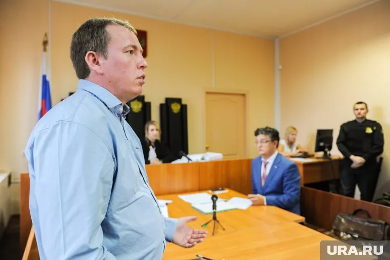 У Алексея Севастьянова (слева) помимо Алексея Силинцева (сидит) появился второй адвокат