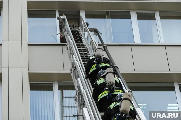 Хозяина горящей квартиры эвакуировали с помощью автолестницы (фото из архива)