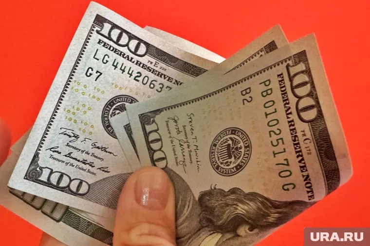 Доллар теперь стоит больше 100 рублей