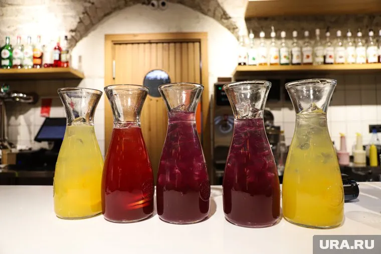 По мнению медика, не следует утолять жажду холодными напитками людям со слабым горлом