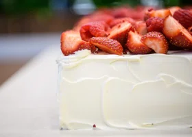 В Кургане первый кусок свадебного торта продали за 50 000 рублей