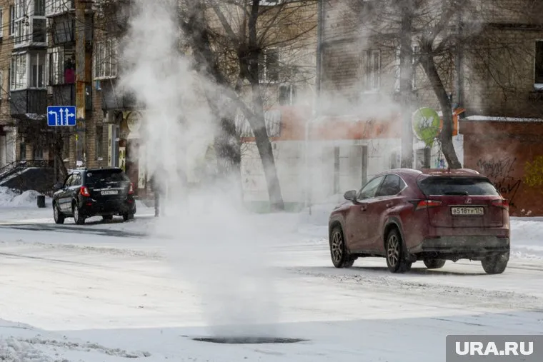 Жители Бакала жалуются на затопление улиц канализационными стоками с конца декабря
