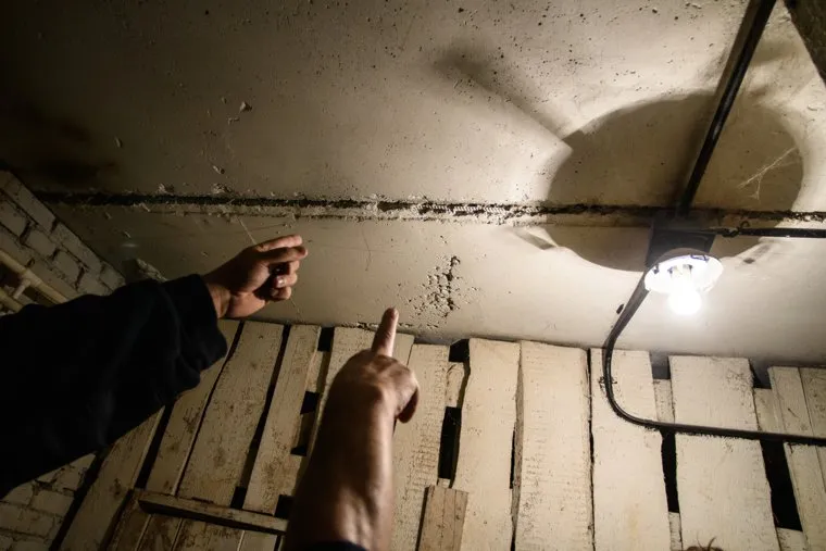 Обследование жилого дома Карла Либкнехта, 40 специалистами ФГБУ МЧС России. Екатеринбург, плита, потолок в трещинах, зазор