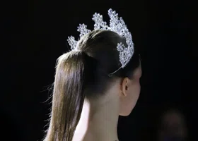 «Мисс Екатеринбург-2025» прошлась на Неделе моды в короне и под звуки оркестра