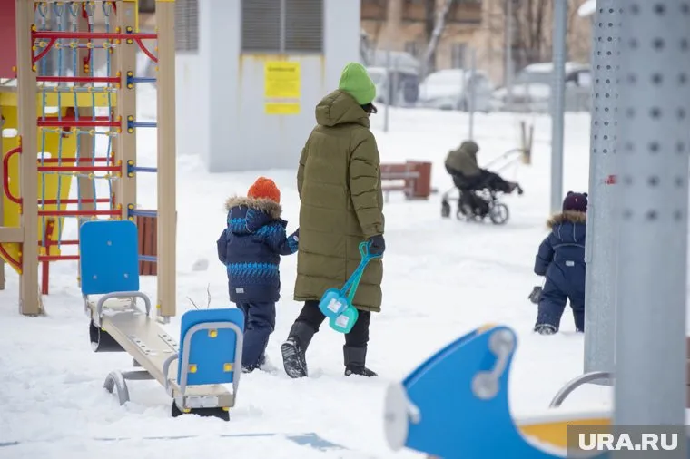 Родителей не лишат пособий по уходу за детьми, если они вышли на работу раньше положенного