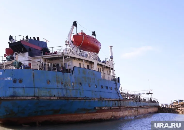 Спасатели МЧС провели обследование кормы «Волгонефти-212»