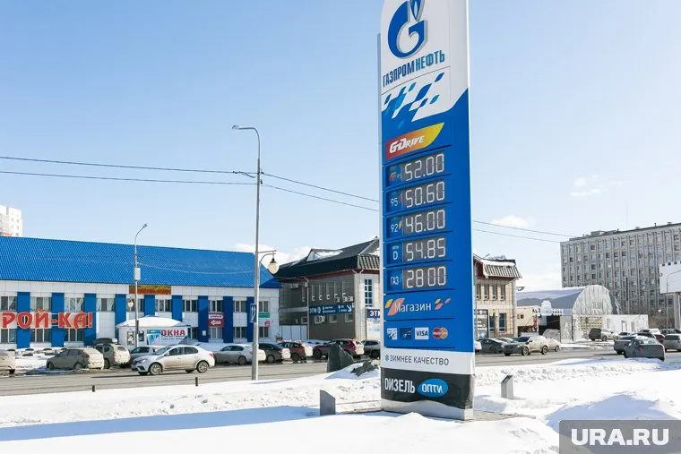 Автомобилисты Нового Уренгоя в соцсетях поспорили о причинах очередей на заправках