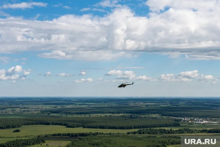В вертолете летели муж и жена из Билимбая (архивное фото)