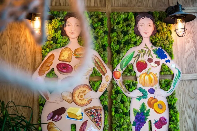 Ресторатор Татьяна Заводовская в кафе осознанного питания "Мы есть". Екатеринбург