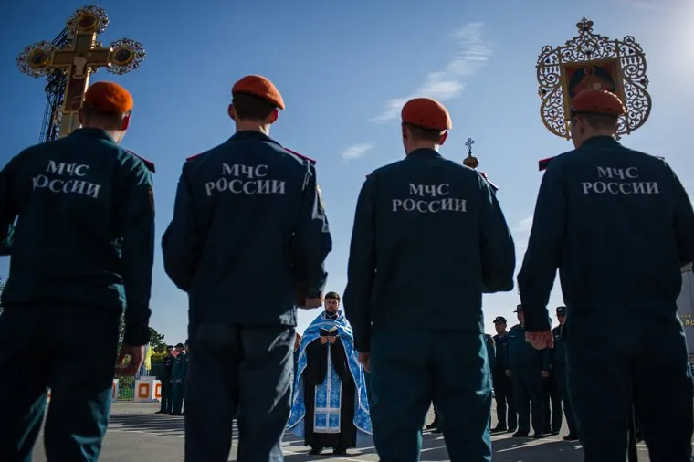 Освящение новой пожарно-спасательной техники подразделений Федеральной противопожарной службы. Екатеринбург, мчс россии, крестный ход, батюшка