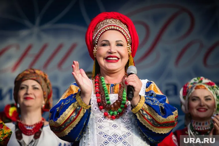 Надежда Бабкина и депутат и директор театра «Русская песня»
