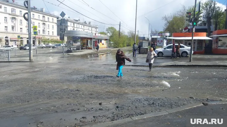 Авария на ВИЗе создает проблемы для пешеходов и автомобилей