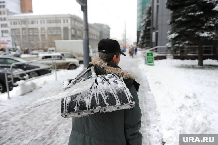 Педагогов заставили убирать снег необычным способом (фото из архива)