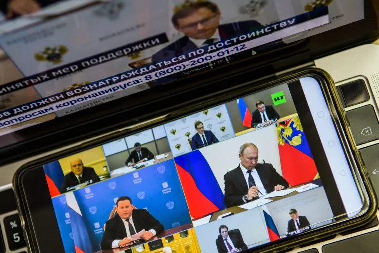 Видеосовещание Владимира Путина с правительством по выплатам медикам. Екатеринбург