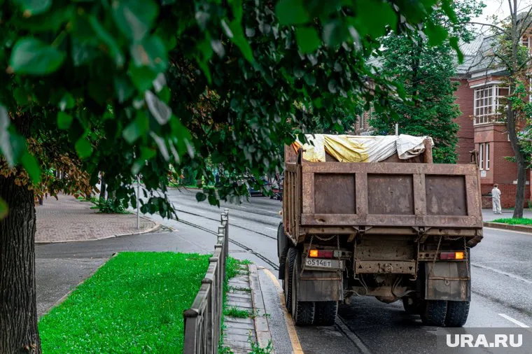 Самосвал дважды наехал на группу людей