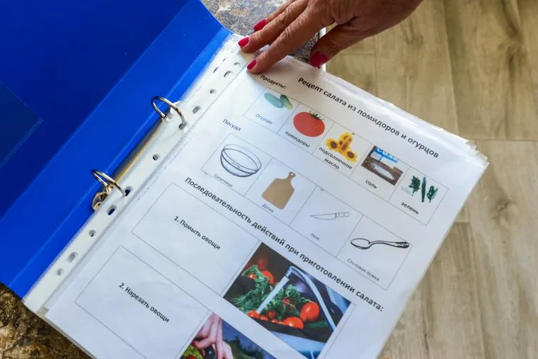 Ирина Текслер и Наталья Котова в тренировочной квартире для инвалидов. Челябинск