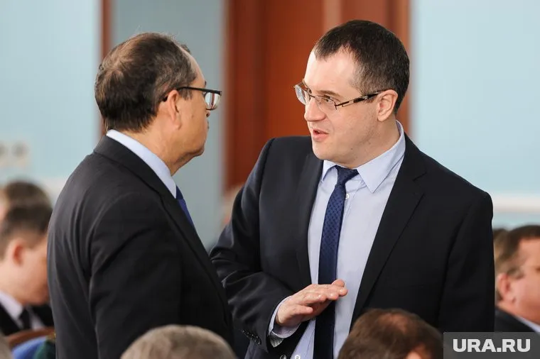 Чебаркульские депутаты считают, что чиновники мстят им за мэра Сергея Ковригина (справа)