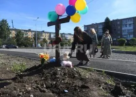«Кладбище устраиваете»: тагильчане недовольны стихийным мемориалом в годовщину обрушения дома