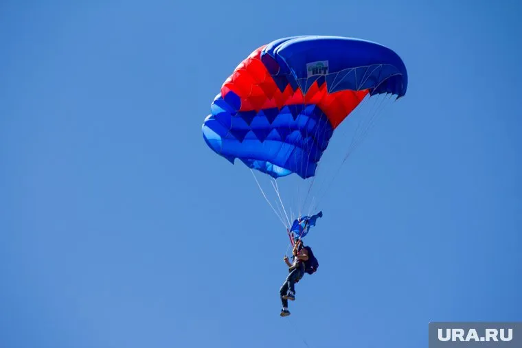 Парашют у парня не раскрылся, и тот упал с огромной высоты