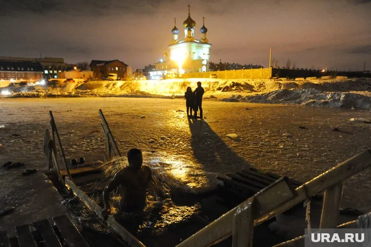 Теплая помога расположила челябинцев к купанию в проруби