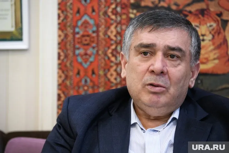 Шахин Шыхлински по образованию юрист