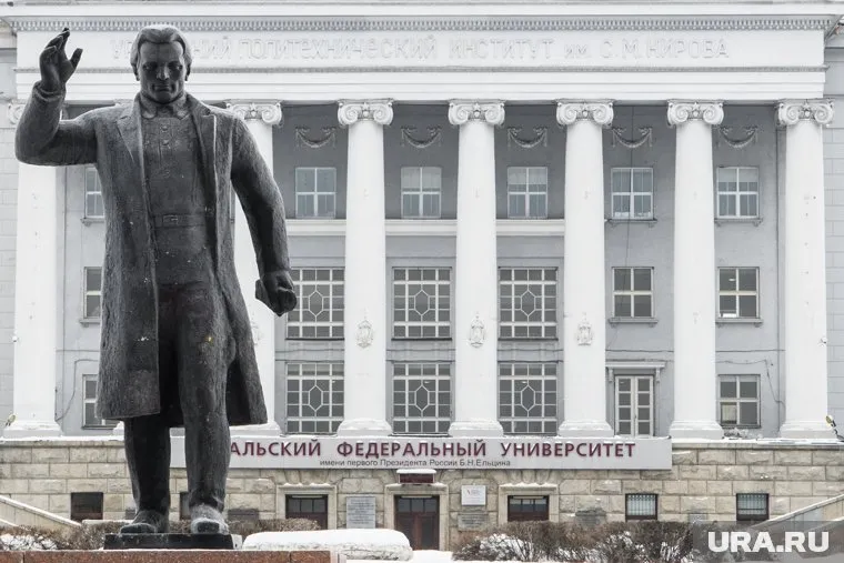 Нейросеть на основе текстов сгенерировала фото университета