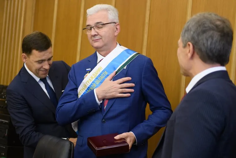 Первое заседание гордумы Екатеринбурга седьмого созыва, награждение, куйвашев евгений, награждение, володин игорь, якоб александр, лента, почетный гражданин свердловской области