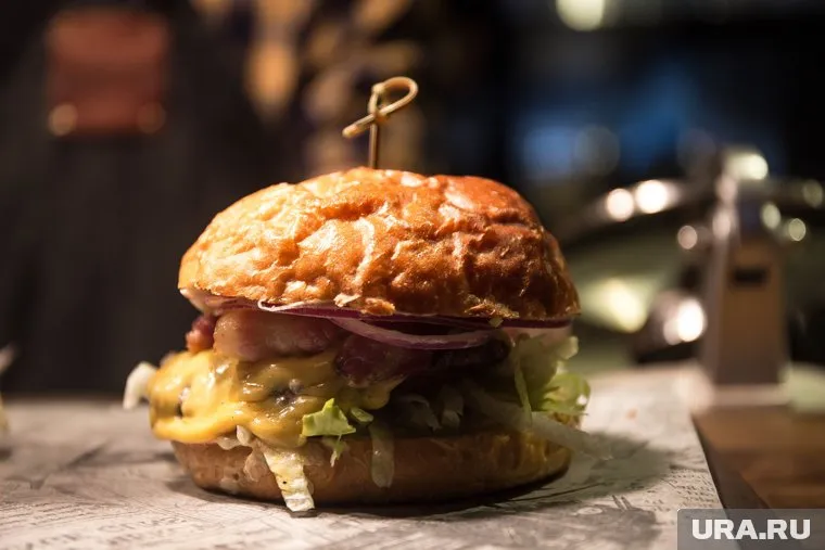 Бургеры, хот-доги и шаурма — основные блюда кафе «Бургер Хаус»