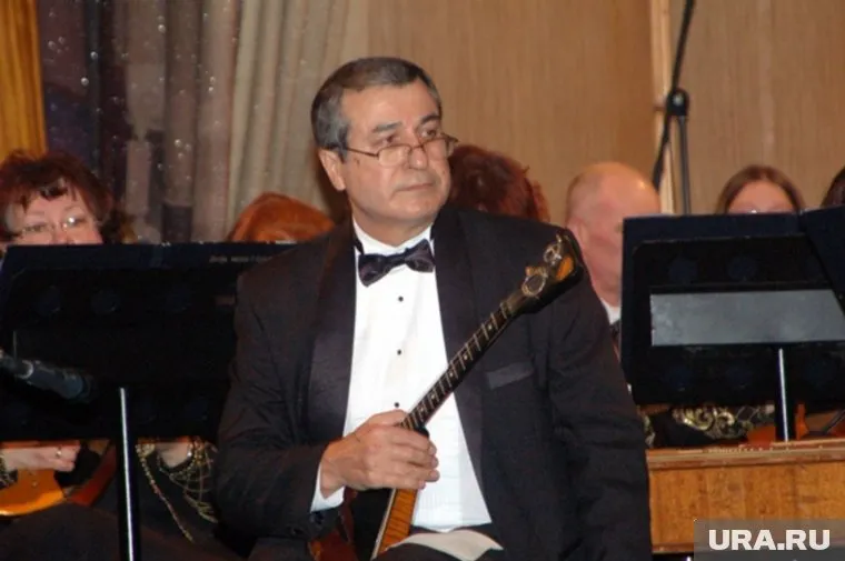 Шаукат Амиров с детства увлекся игрой на балалайке