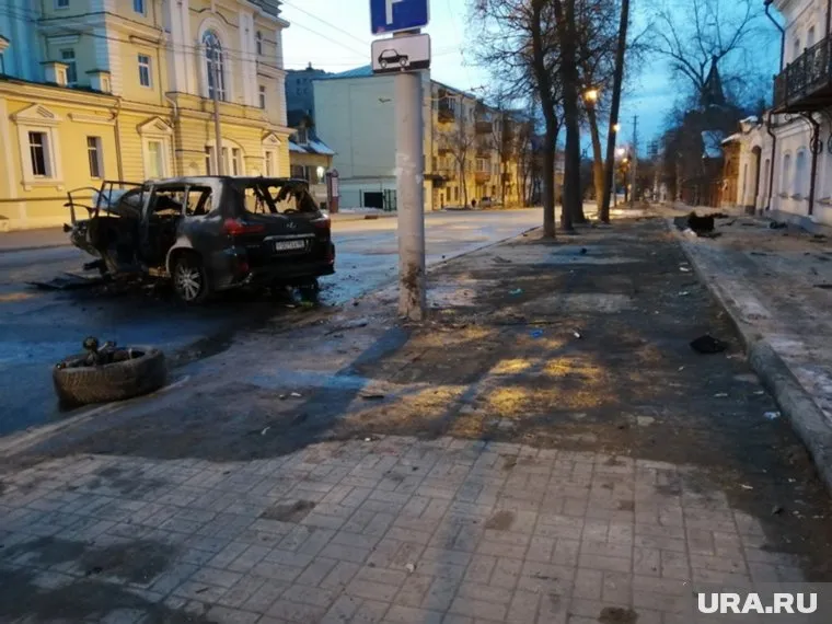 Автомобиль после удара полностью выгорел