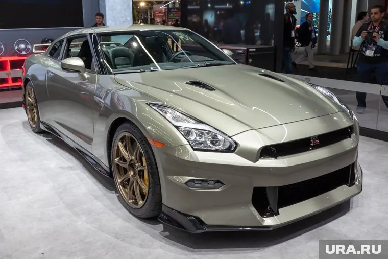 Разгонятся Nissan GT-R может за 2,8 секунды