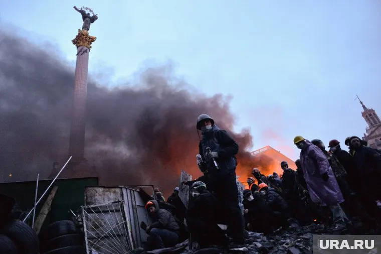 Силовики используют газ и светошумовые гранаты, есть раненые