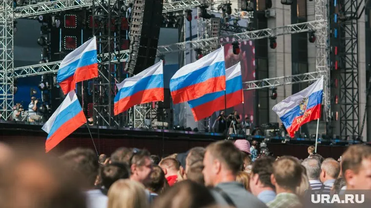 На праздновании Дня российского триколора собрались более 100 тысяч человек.