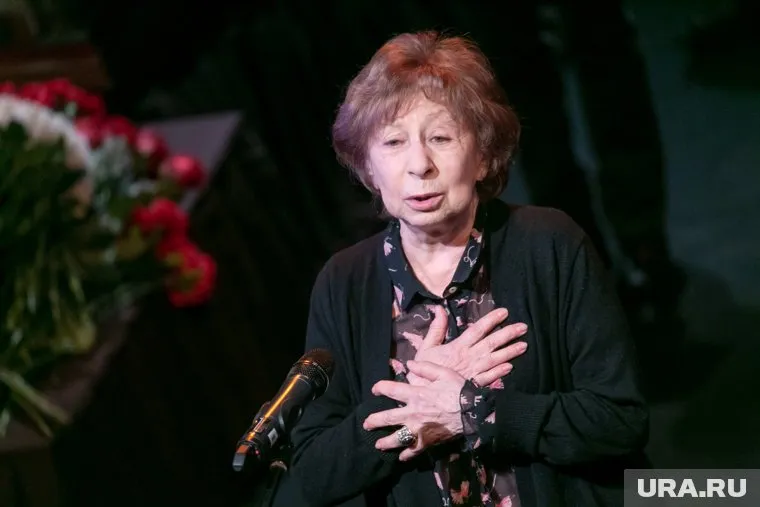 Лия Ахеджакова оправдалась за украинский флаг