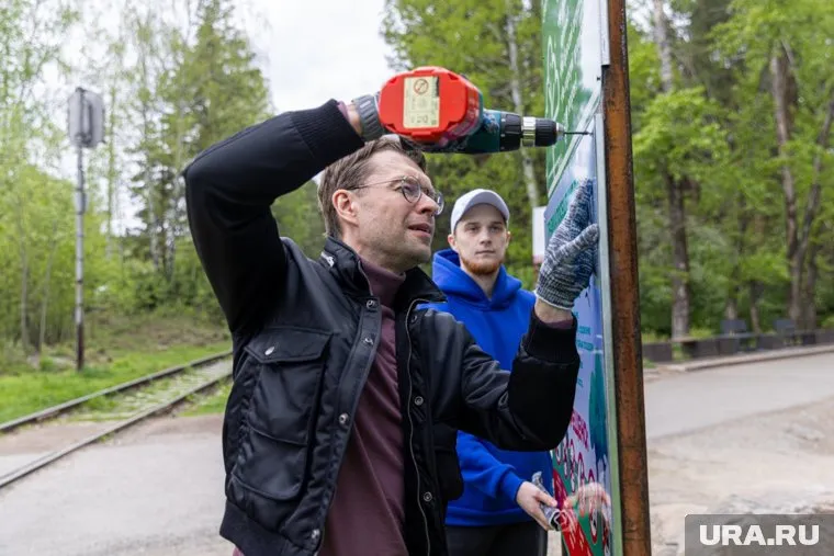 Алексей Вихарев помог в установке информационных стендов