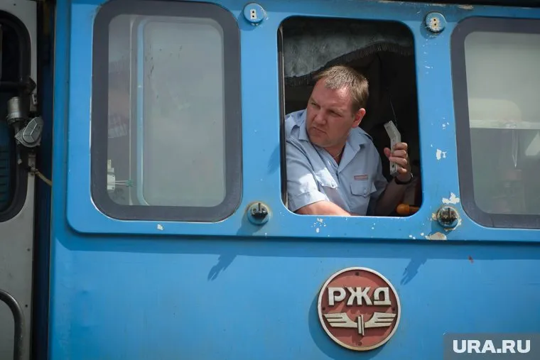 Машинисты поездов берут попутчиков в тепловоз (архивный снимок)