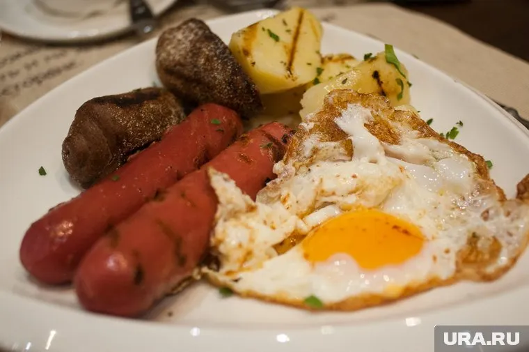 При постковидном синдроме пациентам нужно убрать из рациона продукты, провоцирующие развитие воспалений, отметил Михаил Гинзбург