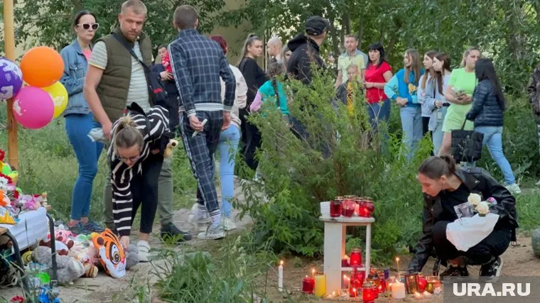 Люди собрались, чтобы почтить память погибшего малыша