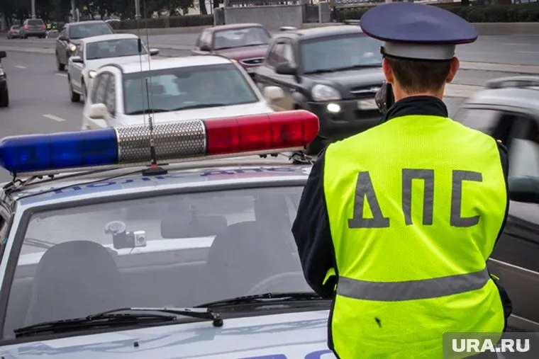 Сотрудник полиции дважды пнул 17-летнего парня ногой в лицо