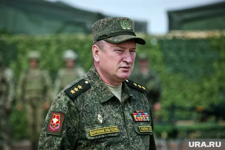 Лапин не раздумывая помог больному солдату