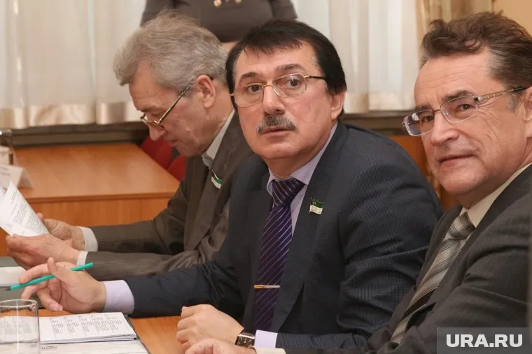 Эдуард Багдасарян (в центре) хочет продать семейную недвижимость