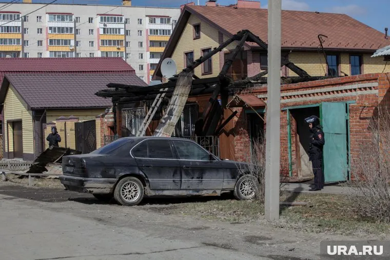 Горожане вместе с детьми приходят к сгоревшему дому, где скрывались боевики