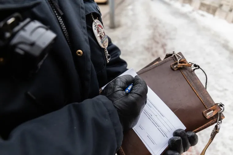 Раздача полицейскими памяток «Осторожно: мошенники!» Екатеринбург